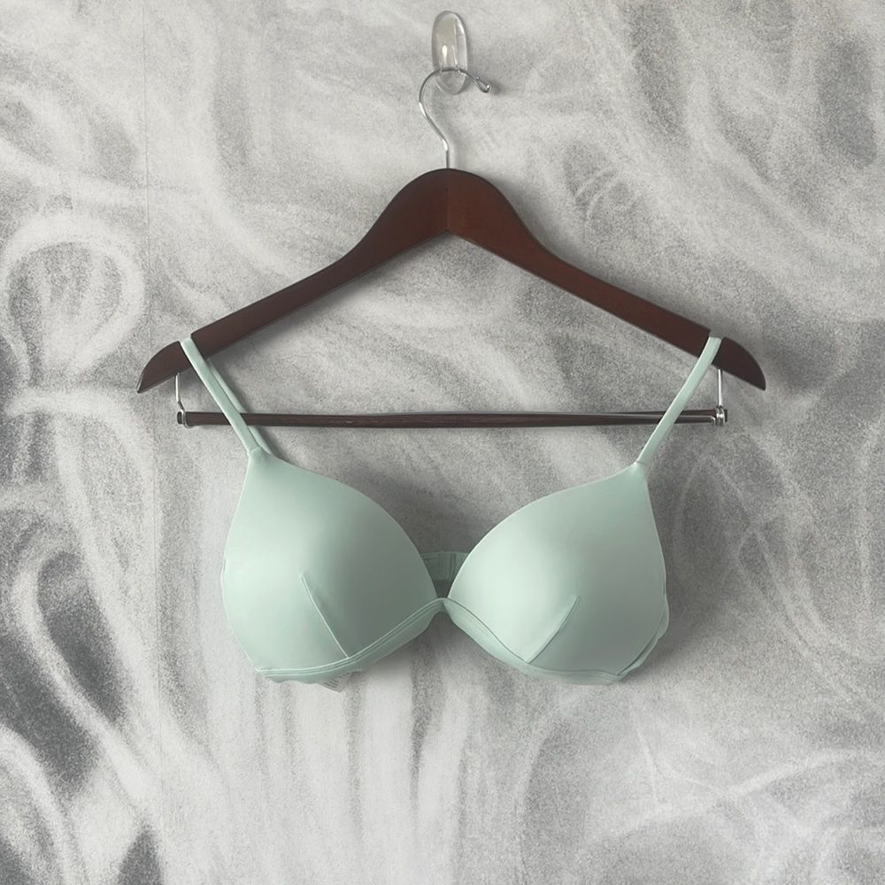 Lululemon Waterside Swim Top 
C Cup in mint